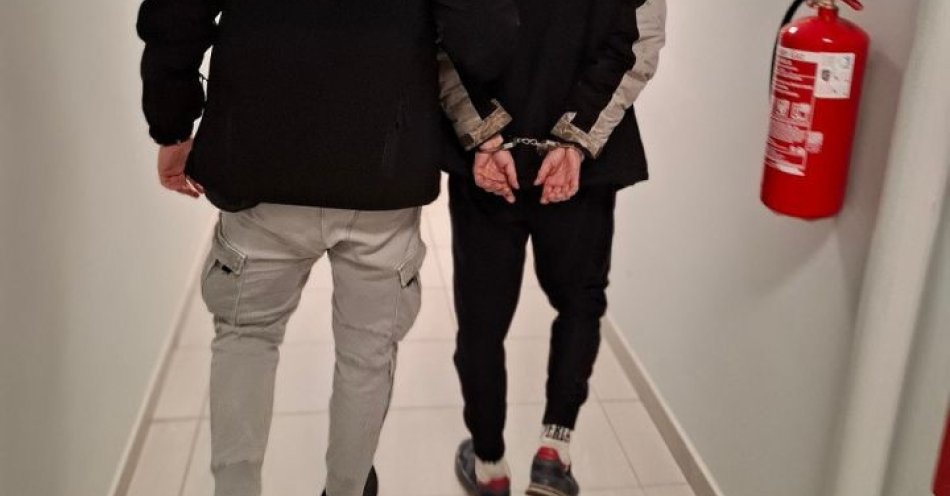 zdjęcie: Trzech zatrzymanych przy usiłowaniu włamania do zniczomatu / fot. KPP w Pruszczu Gdańskim