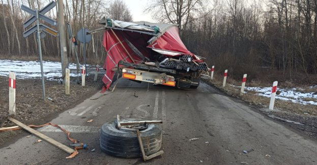 O włos od tragedii. Ciężarówką wjechał pod lokomotywę!
