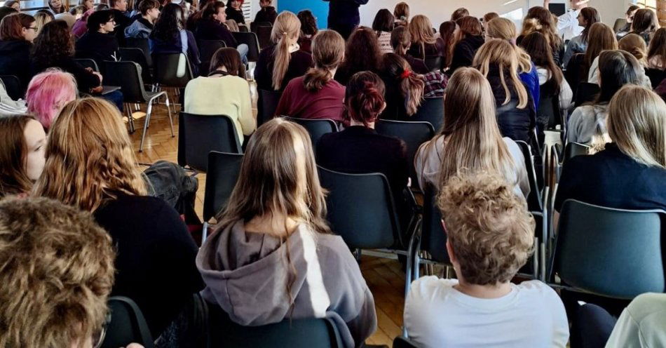 zdjęcie: Szkolenie o aktywnym strzelcu dla uczniów i nauczycieli w Szczecinie / fot. KMP w Szczecinie