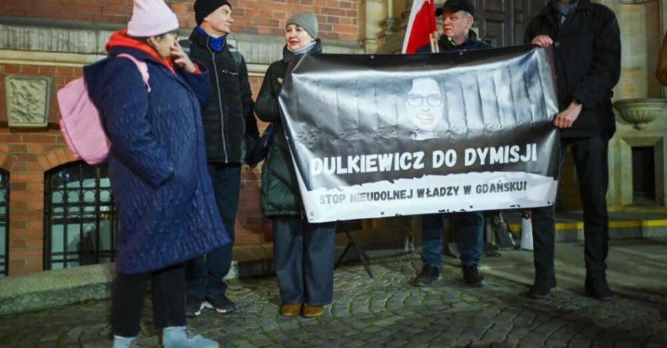 zdjęcie: Protest przeciwko prezydent Gdańska; organizatorzy sprzeciwiają się groźbom wobec Dulkiewicz / fot. PAP