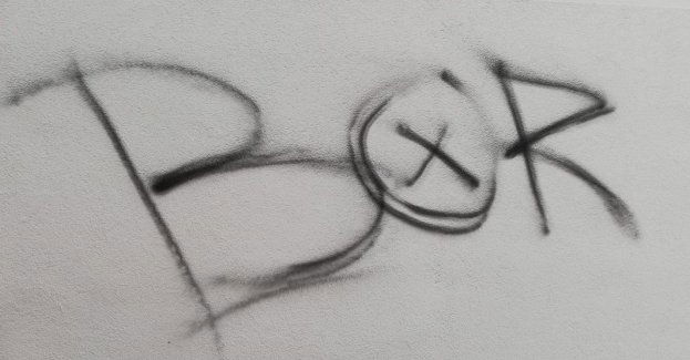 Malował sprayem po ścianach budynków. Usłyszał zarzuty.