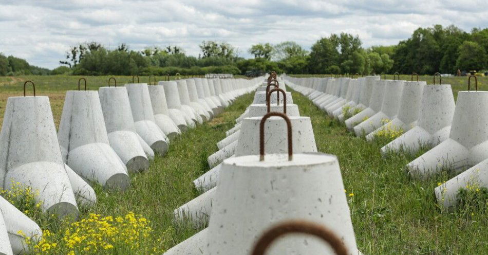 zdjęcie: Tomczyk: w każdej gminie przy wschodniej granicy miejsca składowania elementów Tarczy Wschód / Rutka (woj. warmińsko-mazurskie), 23.05.2025. Budowa kolejnego odcinka inżynieryjnego, realizowanego w ramach Narodowego Programu Odstraszania i Obrony Tarcza Wschód, 23 bm. w Rutce. (aldg) PAP/Tomasz Waszczuk