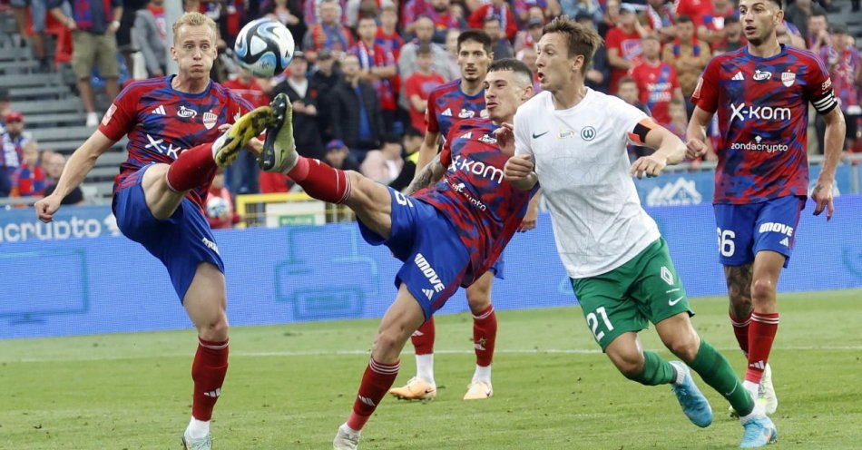 zdjęcie: Ekstraklasa piłkarska - wpadka mistrza, śląskie derby na remis / fot. PAP