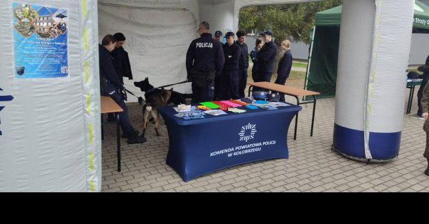 Policjanci w Gościnie promowali służbę wśród uczniów