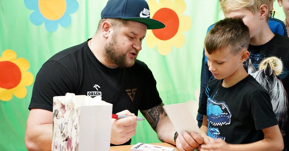 zdjęcie: Paweł Fajdek z wizytą w Szkole Podstawowej W Mokrzeszowie / fot. nadesłane
