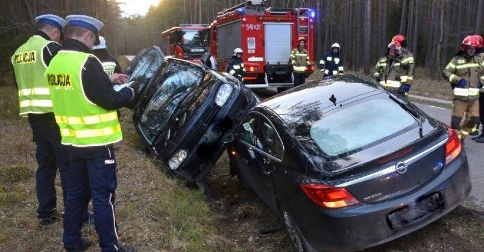 zdjęcie: Dwie osoby trafiły do szpitala po zderzeniu osobówek na trasie Pisz- Wiartel / fot. KPP w Piszu