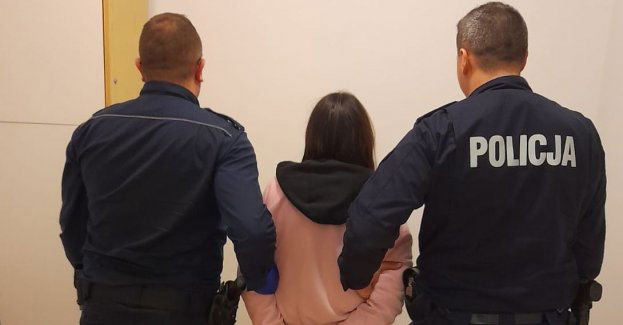 Kobieta próbowała przy policjantach połknąć narkotyki