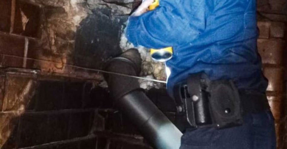 zdjęcie: Dzielnicowi załatali strop i pomogli dzięki mapie zagrożeń / fot. KPP Sokółka