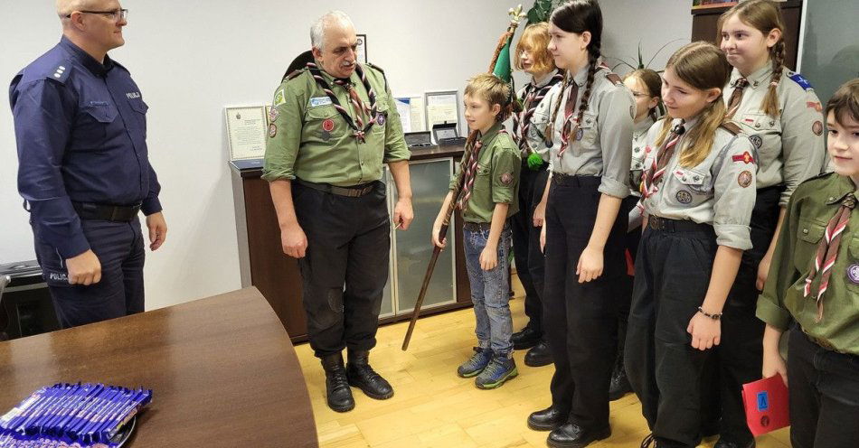 zdjęcie: Harcerze przekazali Betlejemskie Światło nakielskiej policji / fot. KPP w Nakle nad Notecią