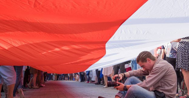 Próba bicia rekordu Polski na najdłuższą flagę narodową i flaga na latarni morskiej