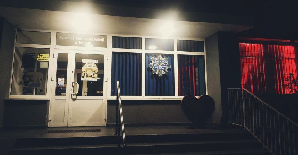 zdjęcie: Tczew świeci na czerwono w obronie dzieci / fot. KPP w Tczewie