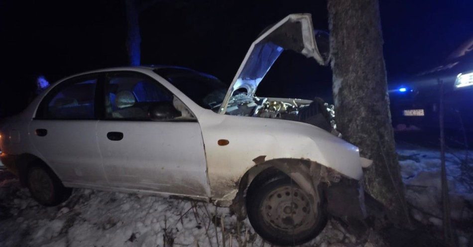 zdjęcie: Nietrzeźwy 18 latek bez prawa jazdy rozbił auto na drzewie / fot. KPP w Ełku