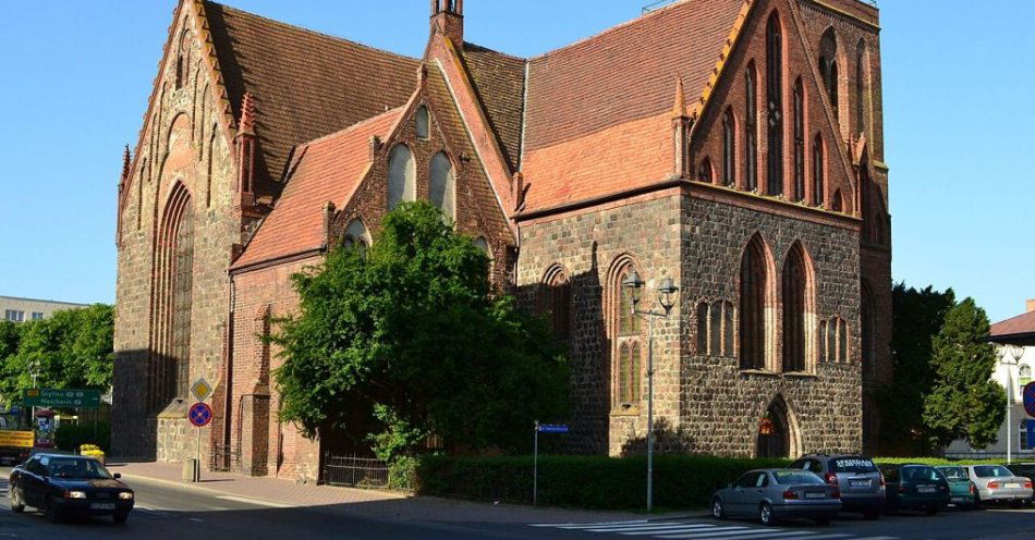 zdjęcie: Gryfino — gotycki klejnot nad Odrą i ślady średniowiecznych obwarowań / Kościół Narodzenia NMP w Gryfinie — jeden z najcenniejszych zabytków pomorskiego gotyku. Fot. Kapitel / Wikimedia Commons, CC BY-SA 4.0