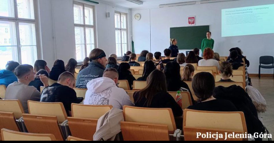 zdjęcie: Policjantka zachęca studentów do służby podczas spotkania / fot. KMP w Jeleniej Górze