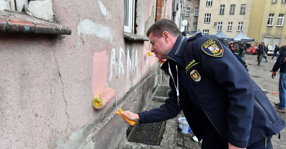 zdjęcie: Światowy Dzień Walki z Dyskryminacją Rasową, usuwanie nienawistnych napisów / fot. nadesłane