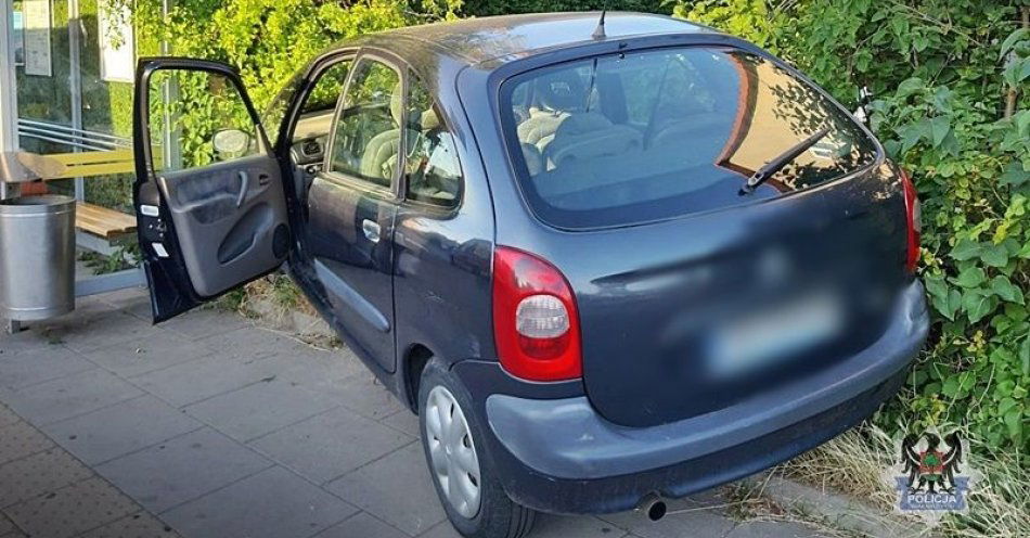 zdjęcie: Przysnął za kierownicą i prawie wjechał w przystanek. Na szczęście nikomu nic się nie stało / fot. KMP w Wałbrzychu