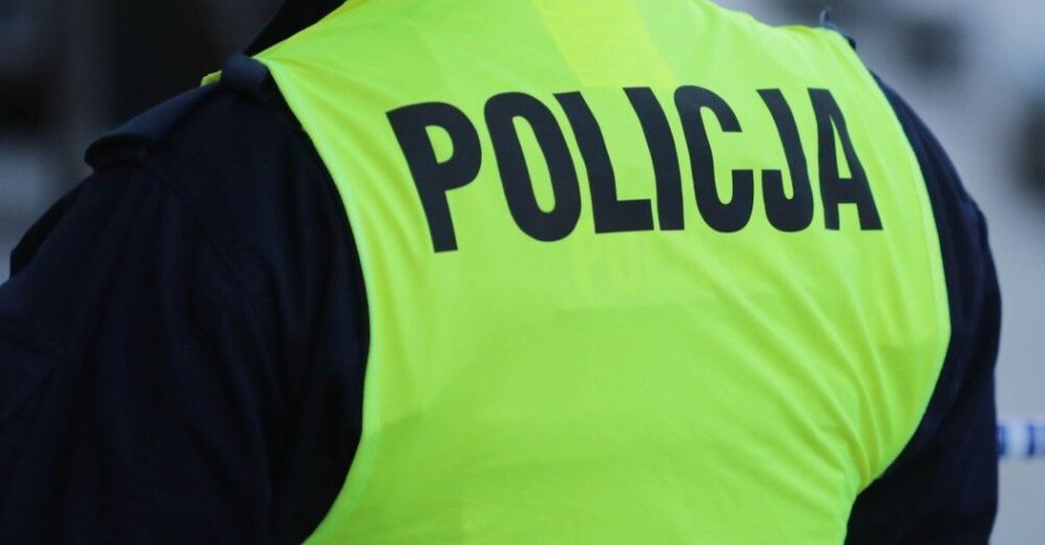 zdjęcie: W Ostrowi Mazowieckiej policjant postrzelił uciekającego zatrzymanego; zmarł w szpitalu / Warszawa, 11.07.2022. Policjant zabezpiecza ewakuowany teren Krakowskiego Przedmieścia w Warszawie, 11 bm. Policja ewakuowała uczestników zgromadzenia i osoby przebywające w promieniu 200 metrów od budynku przy Krakowskim Przedmieściu 64. Mężczyzna wyjął z plecaka i położył na ziemi niebezpieczny przedmiot. Policyjni antyterroryści zabezpieczyli pocisk o dużej sile rażenia. (sko) PAP/Albert Zawada