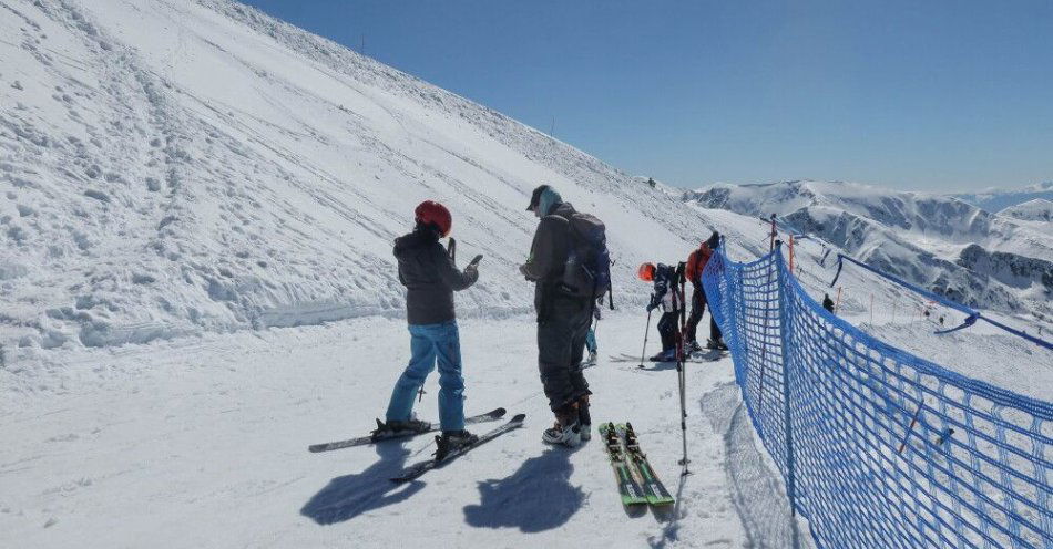 zdjęcie: Na Kasprowym Wierchu ponad metr śniegu; wciąż można jeździć na nartach / Zakopane, 05.04.2026. Narciarze w okolicach Kasprowego Wierchu, 5 bm. W okresie świąt wielkanocnych na Podhalu nadal będą działać wyciągi narciarskie. Narciarze będą mogli szusować na wysokogórskich trasach na Kasprowym Wierchu oraz w Białce Tatrzańskiej. (jm) PAP/Józef Niedziałek