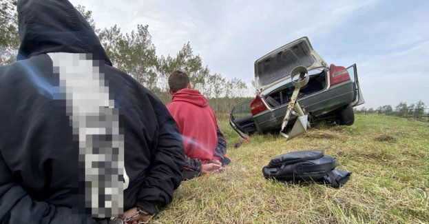 Jechał po narkotykach, z narkotykami i na zakazie – kierowca i pasażer zatrzymani przez policjantów z Sadlinek