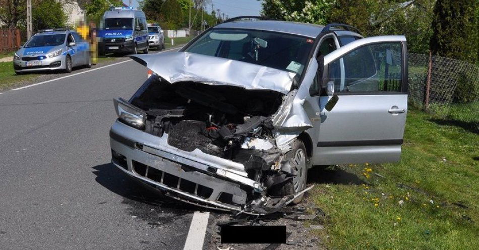 zdjęcie: Zasnęła za kierownicą, uderzyła w zaparkowane na poboczu auto / fot. KMP Biała Podlaska