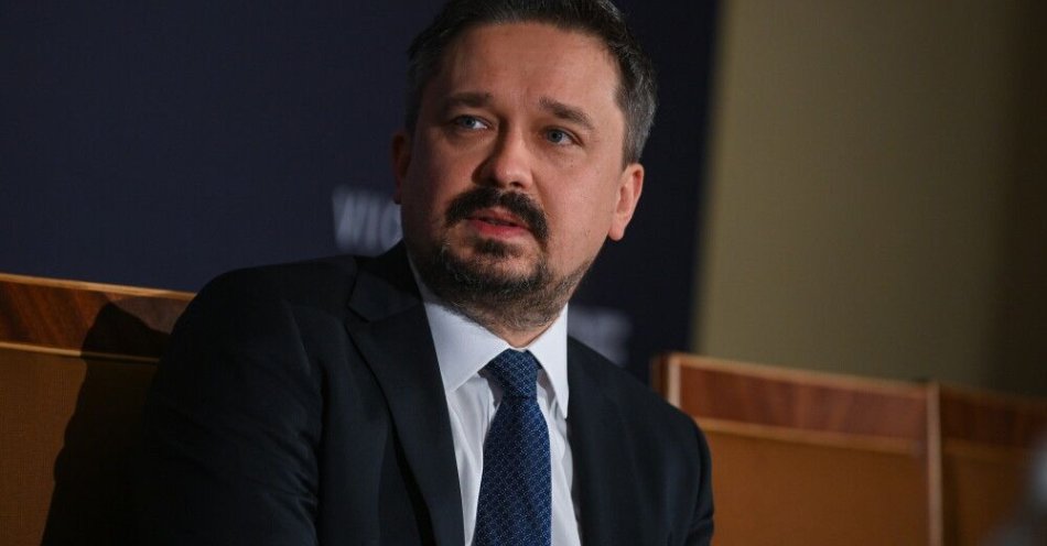 zdjęcie: W projekcie nowelizacji ustawy o sporcie na razie brak zapisów o molestowaniu / Warszawa, 03.12.2025. RPO Marcin Wiącek podczas panelu „Proste prawo, silne państwo. Czy deregulacja może wzmocnić prawa obywateli?”, w ramach VII edycji Konferencji Our Future Forum, 3 bm. w Pałacu Kultury i Nauki w Warszawie. Motywem przewodnim tegorocznej edycji forum jest hasło „Nowe pokolenia, nowe technologie, nowe wyzwania”. (mr) PAP/Marcin Obara