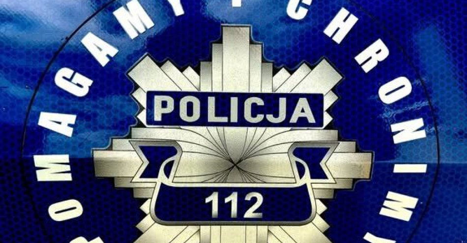 zdjęcie: Policjanci ewakuowali dwie kobiety z zadymionego domu w Obrąbie / fot. KPP w Przasnyszu