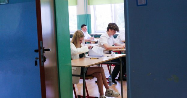 ósmoklasiści zdobyli średnio 66 proc. punktów z polskiego i 53 proc. z matematyki