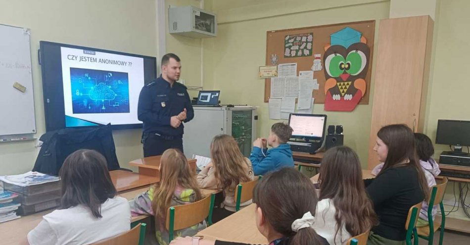 zdjęcie: Z policjantem przy szkolnej tablicy spotkali się uczniowie SP w Strzelcach / fot. KPP w Świdnicy