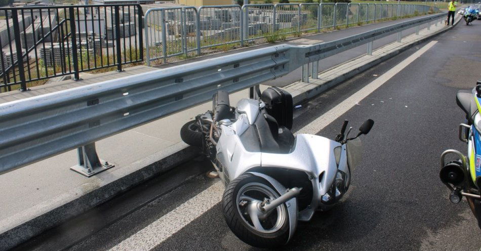 zdjęcie: Wypadek z udziałem motocykla w Ostrowie / fot. KMP w Tarnowie