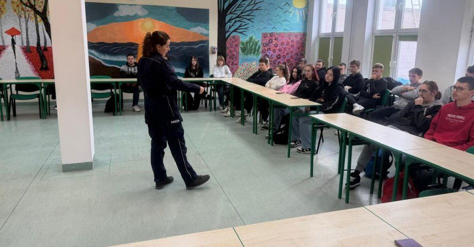 zdjęcie: Policja uczy młodzież w Rudniku o handlu ludźmi / fot. KPP w Nisku fot.: KPP w Nisku