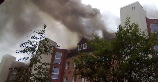 Nocny pożar na Broniewskiego, jedna osoba nieprzytomna