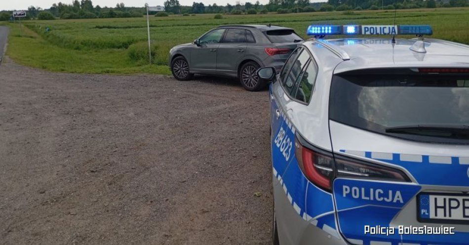 zdjęcie: 2 tysiące mandatu dla kierującej, która uszkodziła szlaban na przejeździe kolejowym / fot. KPP w Bolesławcu