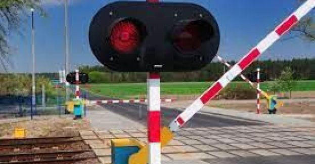 Przejeżdżasz pojazdem przez torowisko. Zrób to bezpiecznie, aby nie doprowadzić do wypadku!