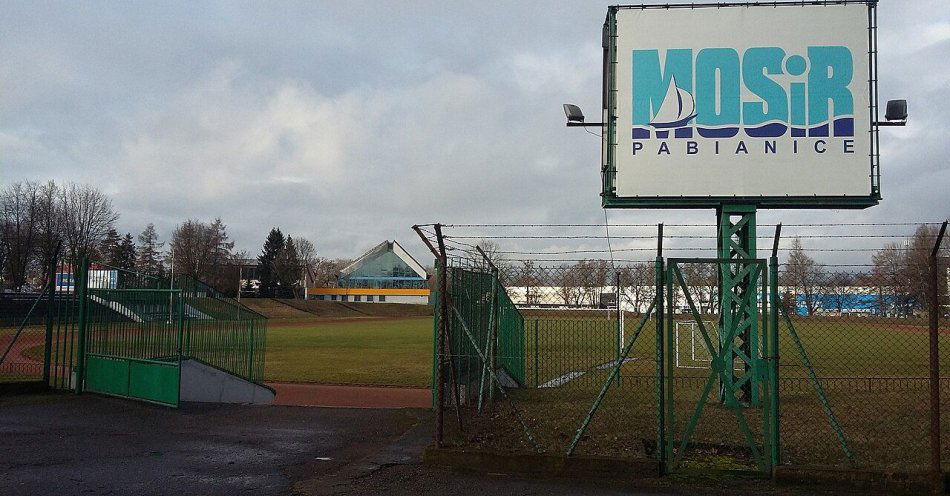 zdjęcie: Młodzi sportowcy z Pabianic na start. Amatorskie ligi i kluby miejskie / Stadion MOSiR w Pabianicach / Fot. Bg.adam / Wikimedia Commons, CC BY-SA 4.0