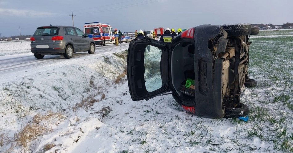 zdjęcie: Ślisko na zduńskowolskich drogach! Cztery kolizje i wypadek w ciągu godziny / fot. KPP w Zduńskiej Woli