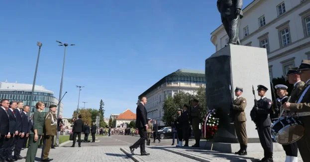 Prezydent złożył wieńce przed pomnikami na Placu Piłsudskiego