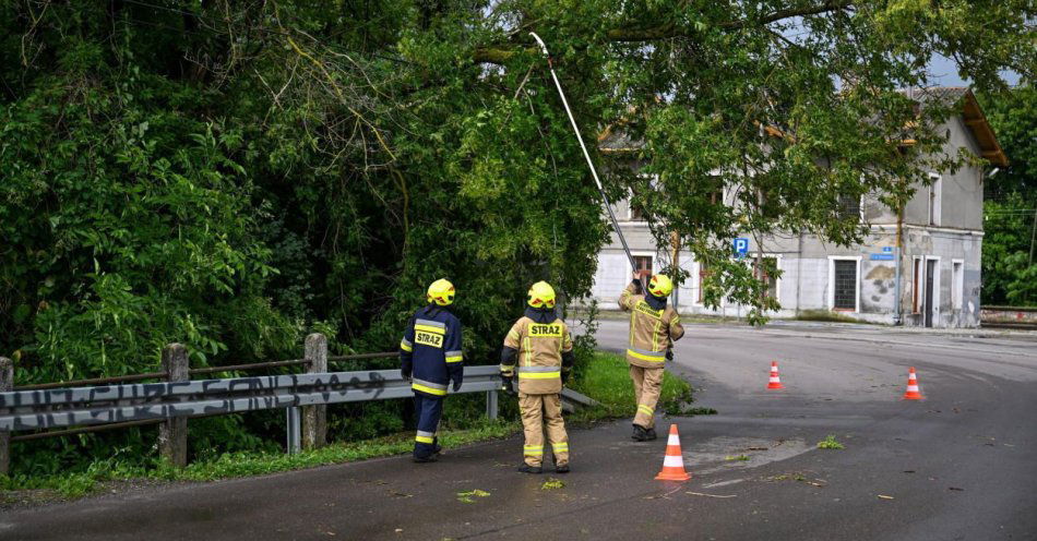 zdjęcie: W czwartek 1142 zgłoszenia związane z usuwaniem skutków silnego wiatru i podtopień / fot. PAP