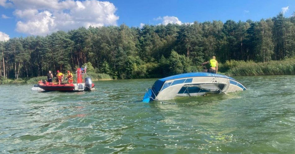 zdjęcie: Szybka reakcja Policji Wodnej i WOPR nad Zalewem Sulejowskim zapobiegła tragedii / fot. KPP w Tomaszowie Mazowieckim