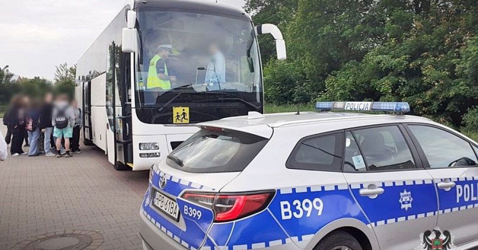 zdjęcie: Wałbrzyscy policjanci ruchu drogowego kontrolują autokary / fot. KMP w Wałbrzychu