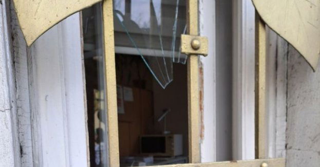 Wybił pięścią szybę, trafił do aresztu