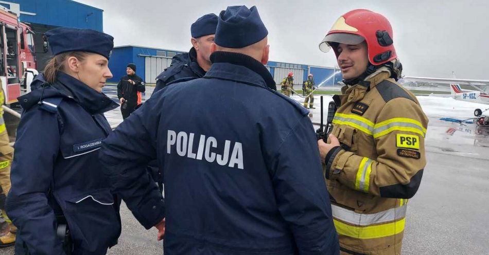 zdjęcie: Niebezpieczny wypadek na piotrkowskim lotnisku / fot. KMP w Piotrkowie Trybunalskim
