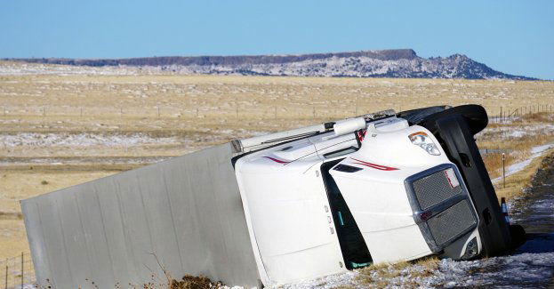 S10 nadal zablokowana po wtorkowym karambolu; trwa usuwanie rozbitych ciężarówek