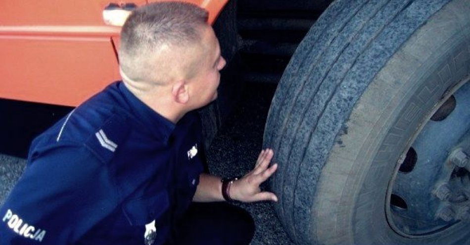 zdjęcie: Kontrola autokaru przed wycieczką szkolną / fot. KMP w Elblągu