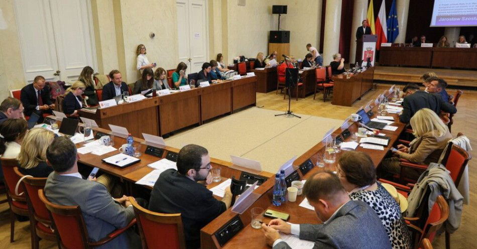 zdjęcie: Radni za pilotażem nocnej prohibicji w Śródmieściu i Pradze-Północ / fot. PAP