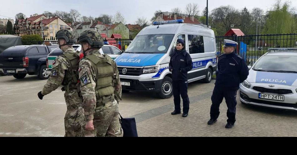 zdjęcie: Piknik Militarny. Policjanci zachęcali do wstąpienia w swoje szeregi / fot. KPP w Kętrzynie