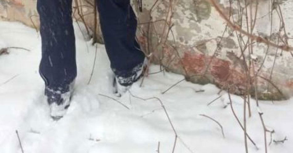 zdjęcie: Policja kontroluje pustostany by pomóc osobom bezdomnym / fot. KPP Staszów Dzielnicowi sprawdzają pustostany w trosce, by nikt nie zamarzł