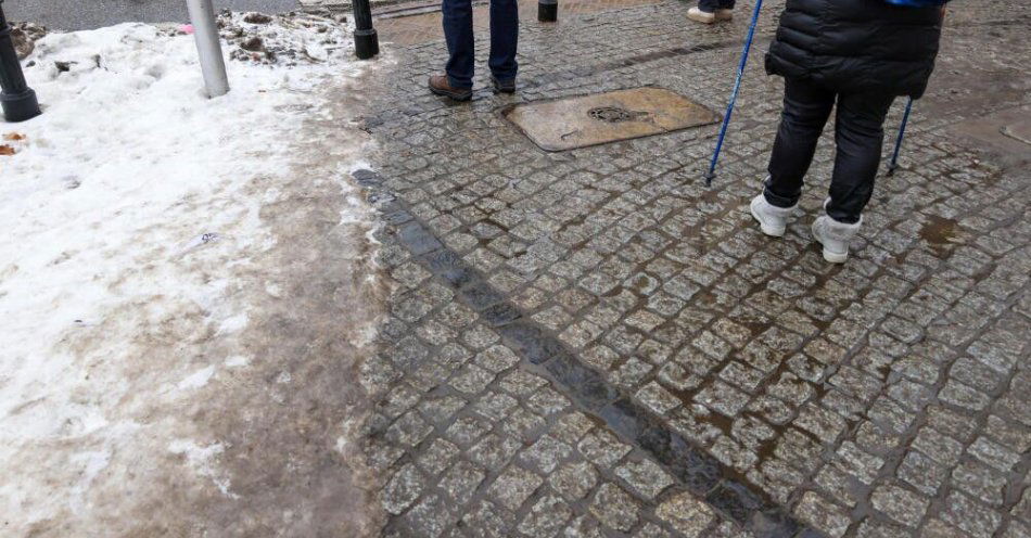 zdjęcie: IMGW ostrzega przed gołoledzią w 13 województwach / Warszawa, 26.01.2026. Oblodzony chodnik w Warszawie, 26 bm. (doro) PAP/Albert Zawada