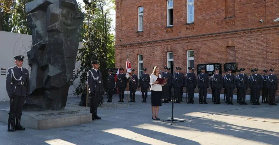 zdjęcie: W Warszawie apel pamięci upamiętniający żołnierzy poległych na misjach / Warszawa, 14.08.2026. Wiceminister obrony narodowej Magdalena Sobkowiak-Czarnecka (C) bierze udział w Apelu Pamięci przy Pomniku Żołnierzy Poległych w Misjach i Operacjach Wojskowych Poza Granicami Państwa w Centrum Weterana Działań poza Granicami Państwa w Warszawie, 14 bm. Uroczystość odbywa się w ramach obchodów Święta Wojska Polskiego. (jm) PAP/Paweł Supernak