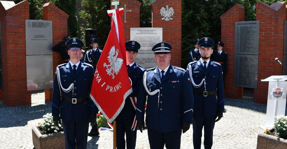 zdjęcie: Chcemy i musimy o Nich pamiętać - słupeccy policjanci na obchodach dnia pamięci zbrodni katyńskiej / fot. KPP Słupca