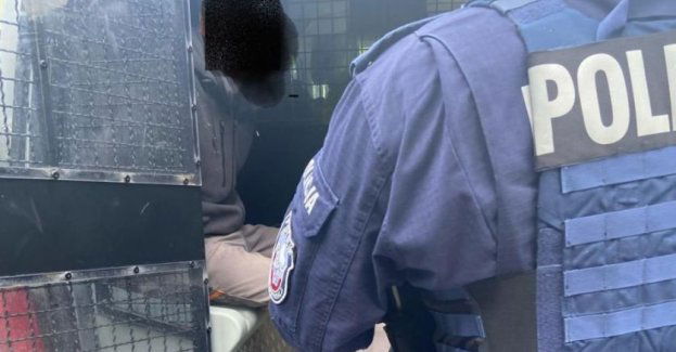 Policjanci zatrzymali dwóch poszukiwanych, jeden z nich ukrył się w wychodku